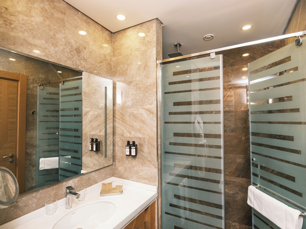 Habitación estándar con 2 camas individuales del hotel Mövenpick Winter Park Baku. Foto 2