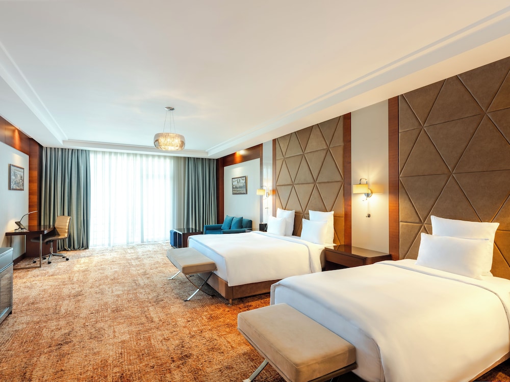 Habitación Superior con 1 cama doble y 1 cama individual del hotel Mövenpick Winter Park Baku. Foto 1
