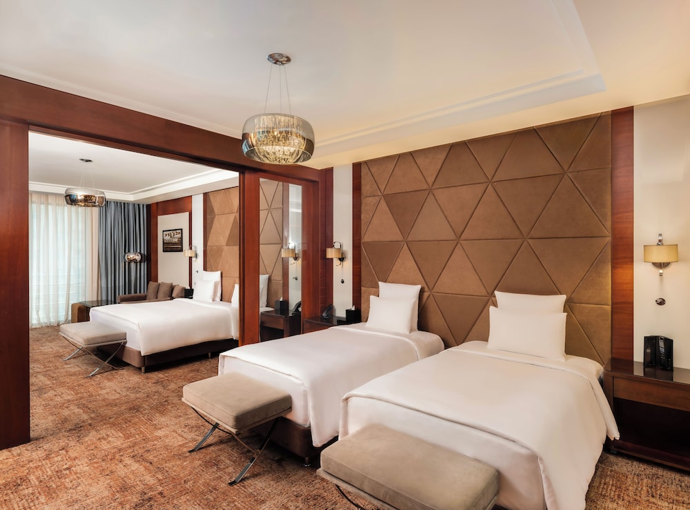 Habitación Premium con 1 cama doble y 2 camas individuales del hotel Mövenpick Winter Park Baku