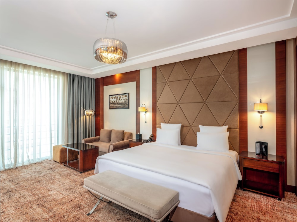 Habitación Premium con 1 cama doble y 2 camas individuales del hotel Mövenpick Winter Park Baku. Foto 1