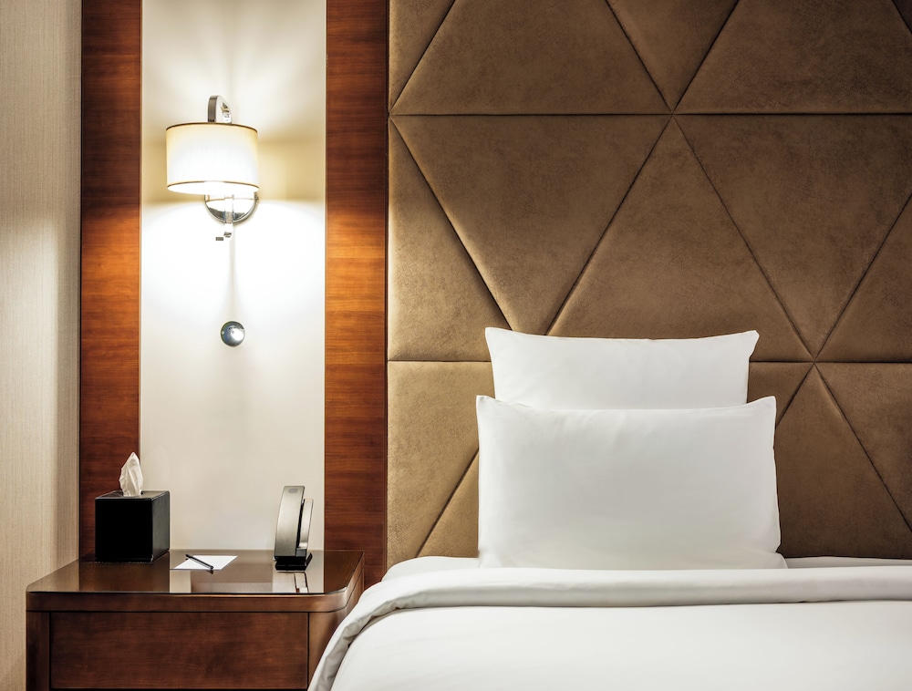 Habitación Premium con 1 cama doble y 2 camas individuales del hotel Mövenpick Winter Park Baku. Foto 3