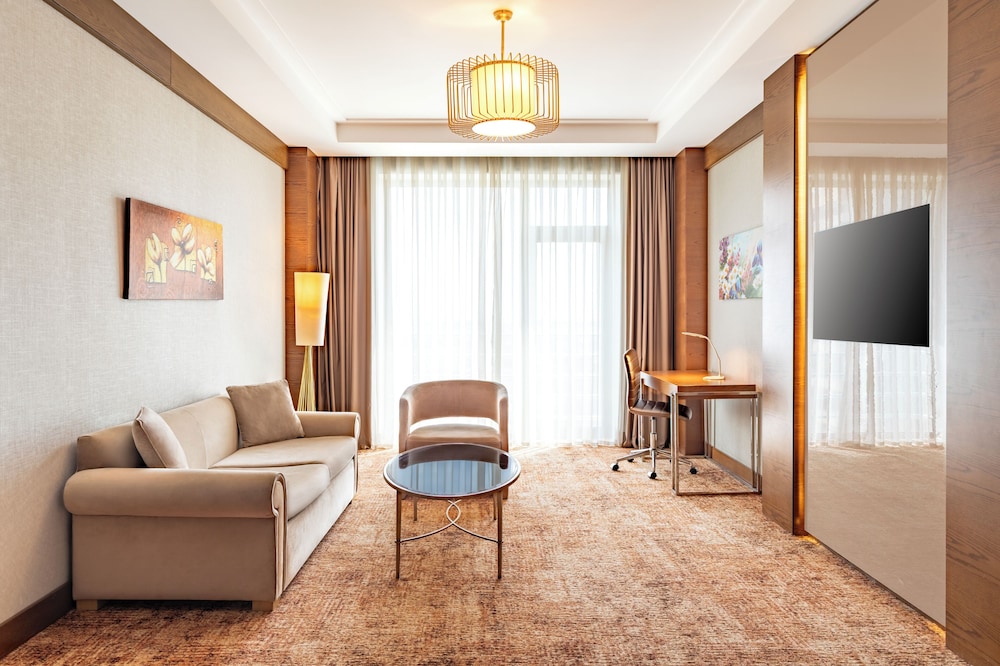 Suite Ejecutiva con 1 Cama King Size y Sofá del hotel Mövenpick Winter Park Baku. Foto 2