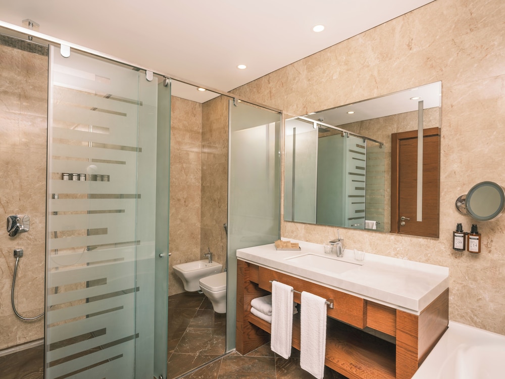 Suite Ejecutiva con 1 Cama King Size y Sofá del hotel Mövenpick Winter Park Baku. Foto 4