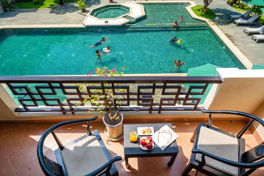 Suite, 1 cama de matrimonio grande, balcón, vistas al jardín del hotel The Hoi An Historic. Foto 7