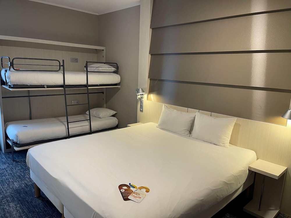 Habitación cuádruple Standard con una cama doble y 2 camas individuales del hotel Ibis Styles Nivelles