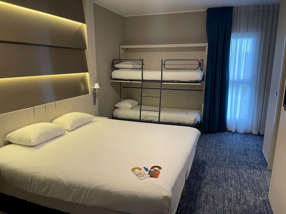 Habitación cuádruple Standard con una cama doble y 2 camas individuales del hotel Ibis Styles Nivelles. Foto 1