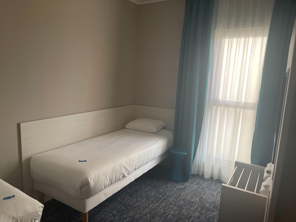 Habitación cuádruple Standard con una cama doble y 2 camas individuales del hotel Ibis Styles Nivelles. Foto 4
