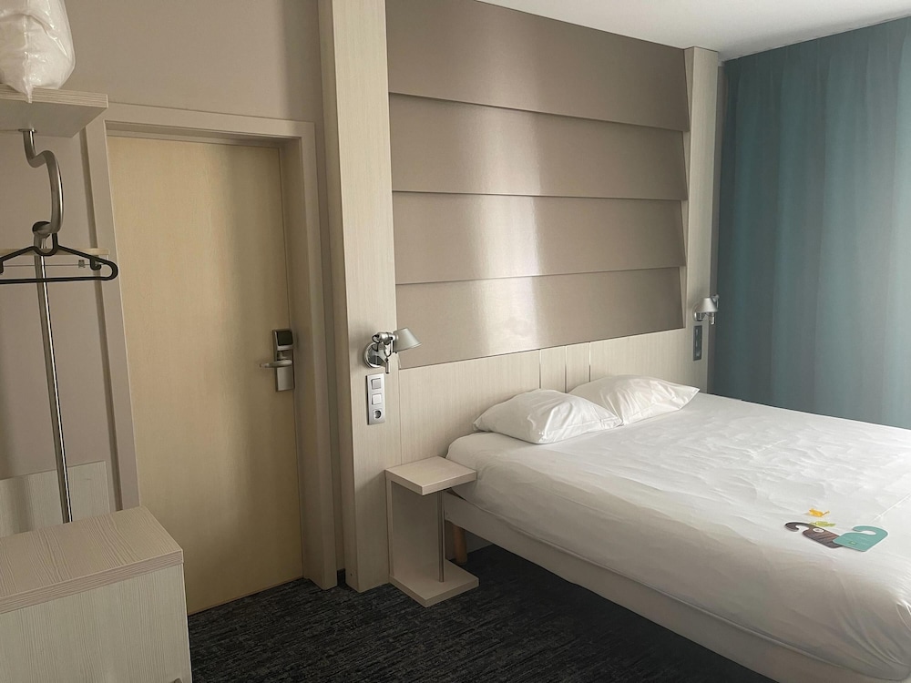 Habitación cuádruple Standard con una cama doble y 2 camas individuales del hotel Ibis Styles Nivelles. Foto 5