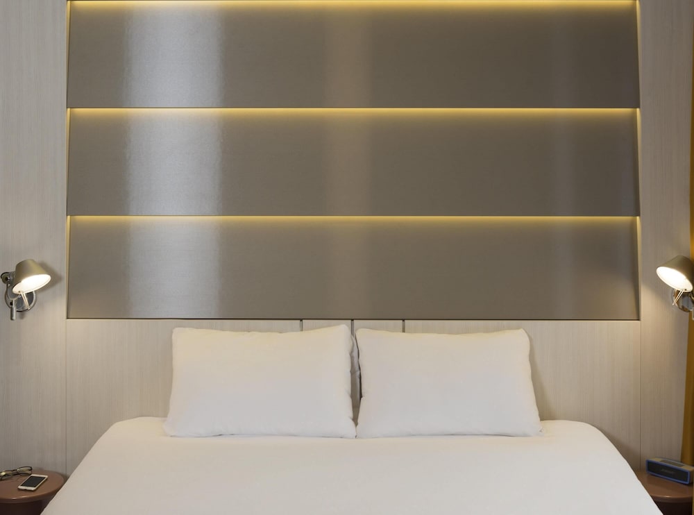 Apartamento equipado con una cama doble del hotel Ibis Styles Nivelles. Foto 1