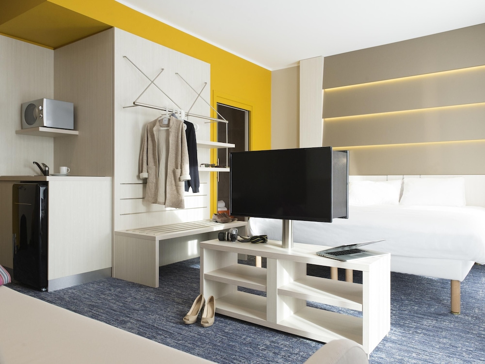 Apartamento equipado con una cama doble del hotel Ibis Styles Nivelles. Foto 2