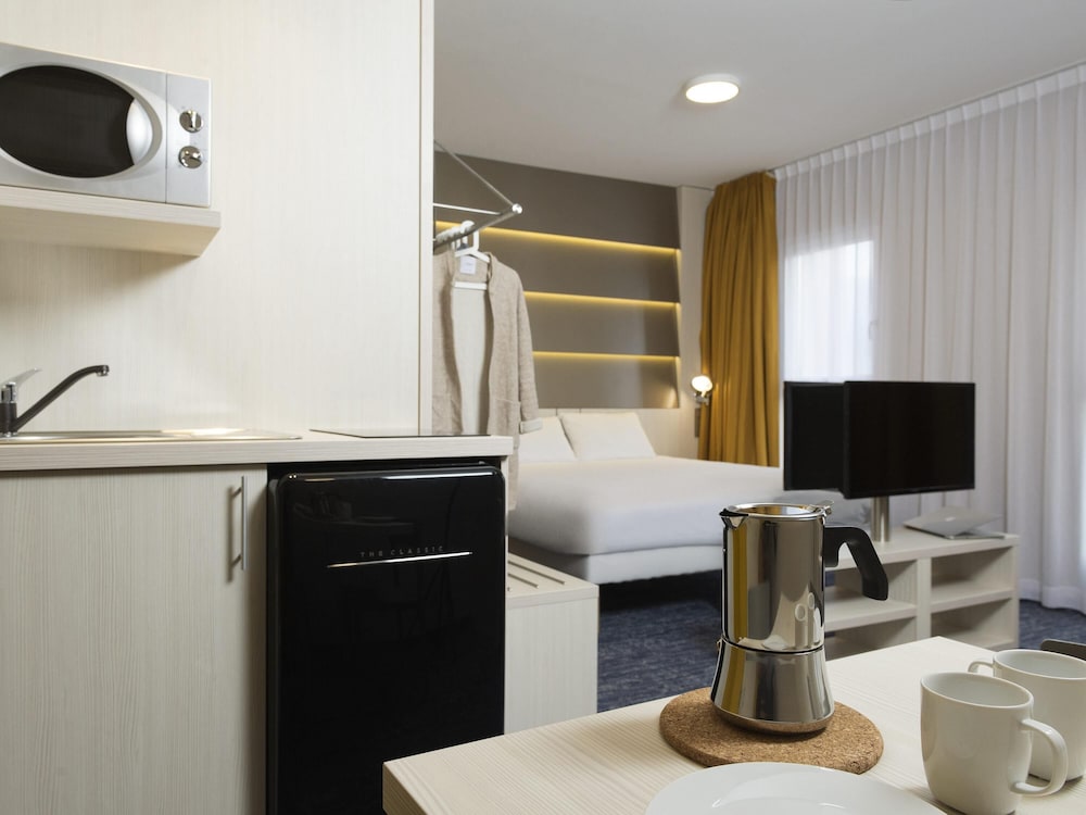 Apartamento equipado con una cama doble del hotel Ibis Styles Nivelles. Foto 3