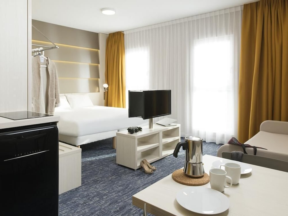 Apartamento equipado con una cama doble del hotel Ibis Styles Nivelles. Foto 5
