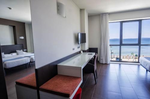 Habitación Doble Superior con vistas al mar - 1 o 2 camas del hotel Carril. Foto 18
