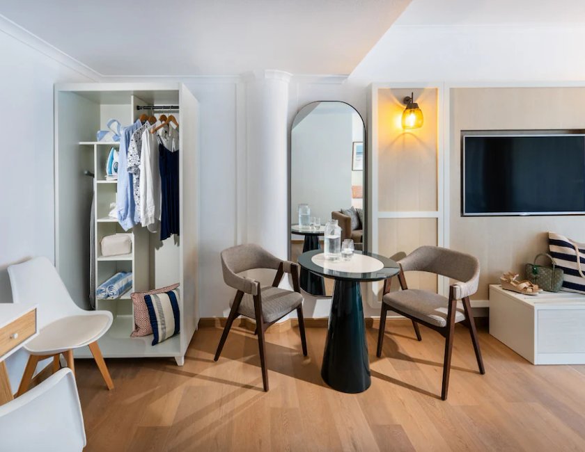 Suite superior, 3 camas individuales del hotel Mantra Club Croc. Foto 1