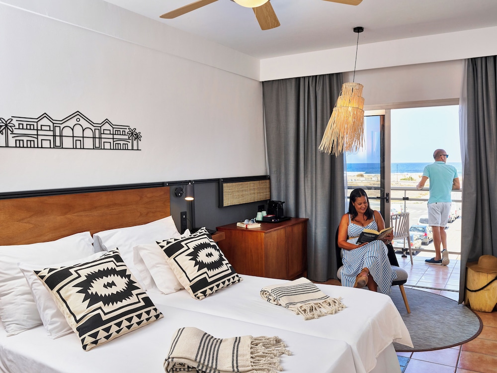 Habitación estándar con cama doble o dos individuales del hotel Coral Cotillo Beach. Foto 3