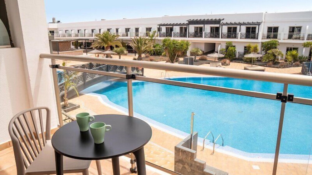 Habitación, vistas a la piscina del hotel Coral Cotillo Beach. Foto 30