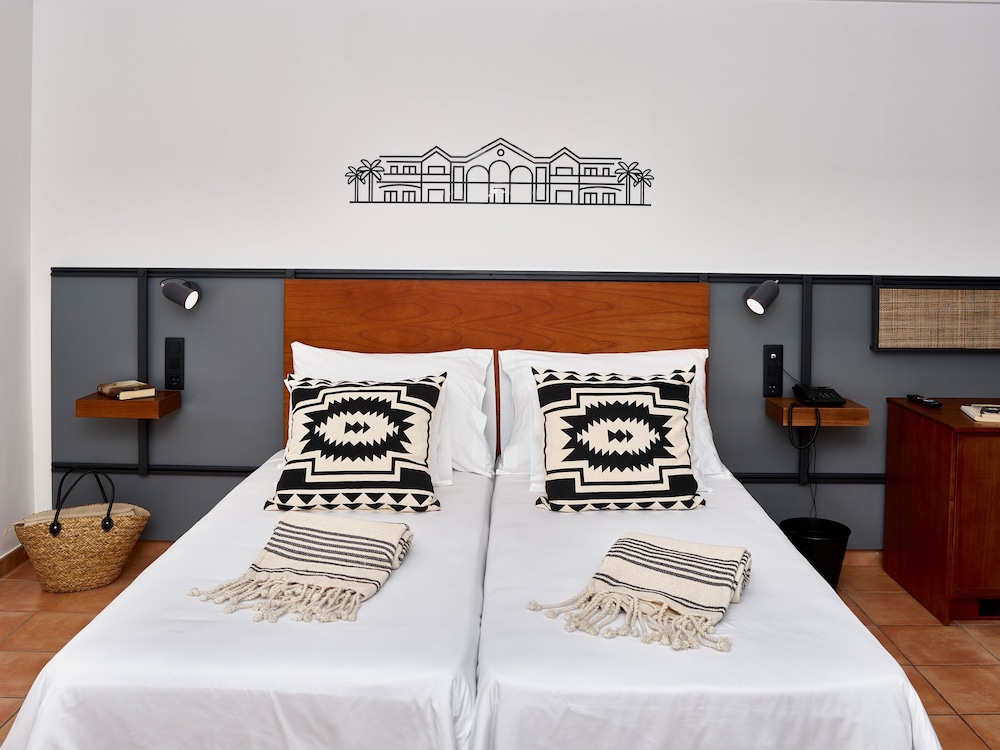 Habitación estándar con cama doble o dos individuales del hotel Coral Cotillo Beach. Foto 16
