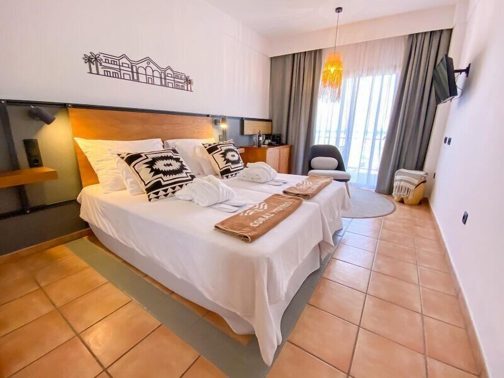 Habitación doble Vista Piscina Premium 2 Camas individuales Normal del hotel Coral Cotillo Beach. Foto 18