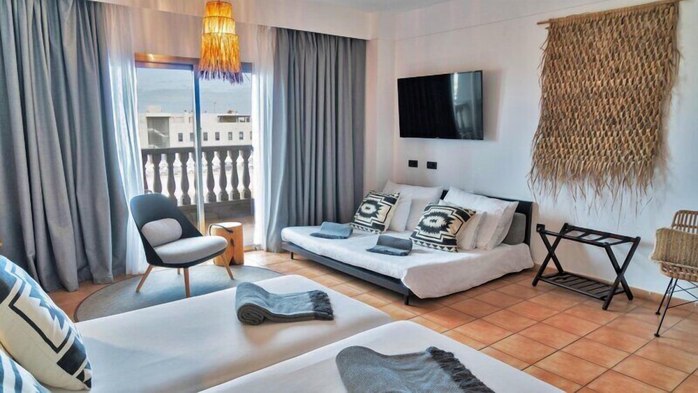 Habitación doble Vista Piscina 3 camas individuales Normal del hotel Coral Cotillo Beach. Foto 18