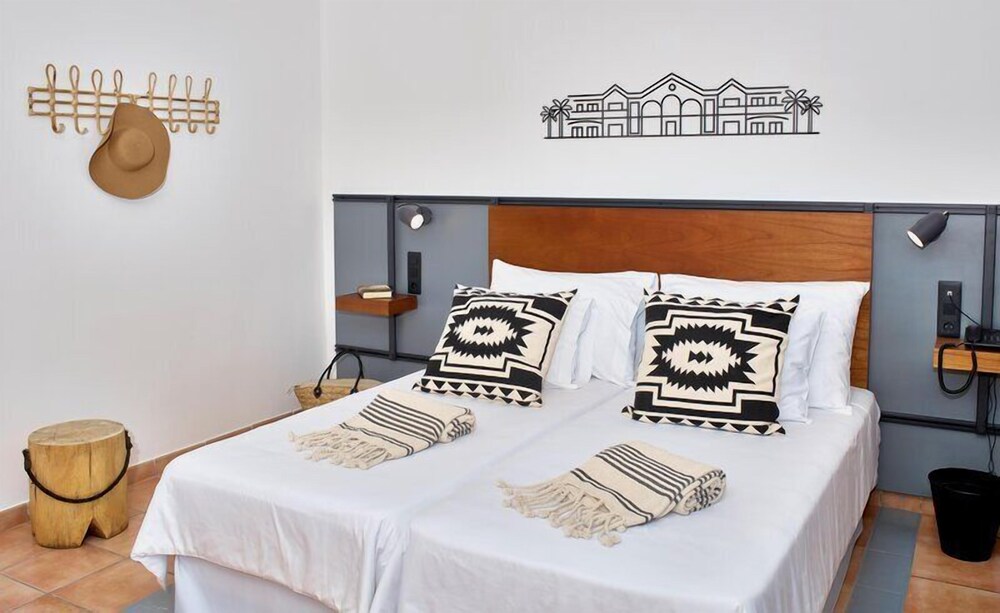 Habitación estándar con cama doble o dos individuales del hotel Coral Cotillo Beach. Foto 15