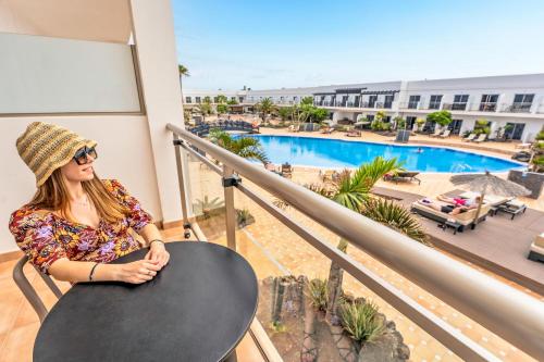 Habitación Doble Premium con vistas a la piscina del hotel Coral Cotillo Beach. Foto 6