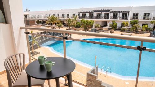 Habitación Doble Premium con vistas a la piscina del hotel Coral Cotillo Beach. Foto 7