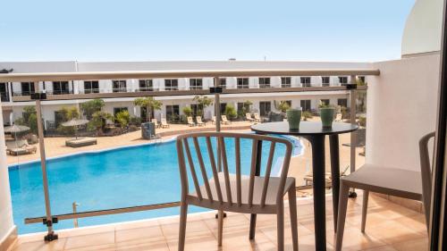 Habitación Doble Premium con vistas a la piscina del hotel Coral Cotillo Beach. Foto 8