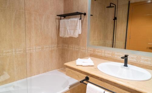 Habitación doble Vista Piscina Premium + Escapada Romántica 2 Camas individuales del hotel Coral Cotillo Beach. Foto 1