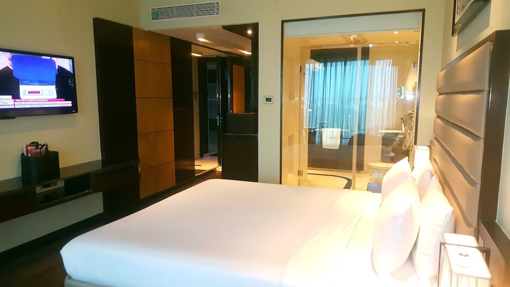Habitación superior, 1 cama de matrimonio grande del hotel Vivanta Hyderabad, Begumpet. Foto 1