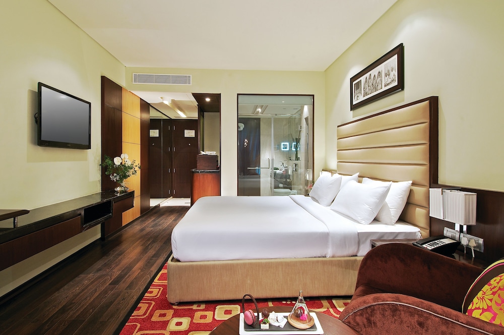 Habitación superior, 1 cama de matrimonio grande del hotel Vivanta Hyderabad, Begumpet. Foto 2