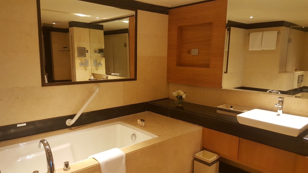 Suite Deluxe del hotel Vivanta Hyderabad, Begumpet. Foto 6