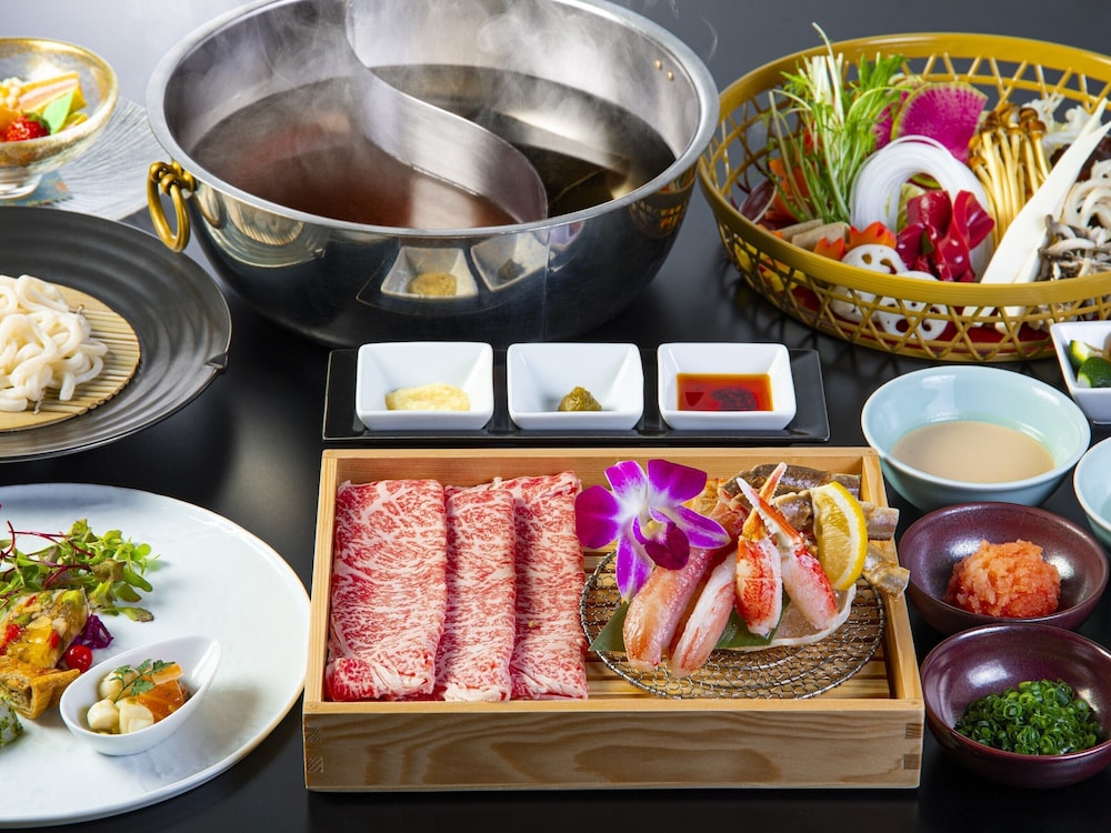 Cena de Shabu - shabu con cangrejo y ternera (19:00 - 20:00) y desayuno buffet (Futones disponibles a partir del tercer huésped) del hotel Hakone Kowakien Ten-yu