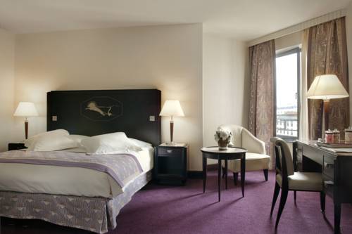 Habitación doble deluxe con cama grande y vistas al jardín del hotel Hôtel Du Collectionneur