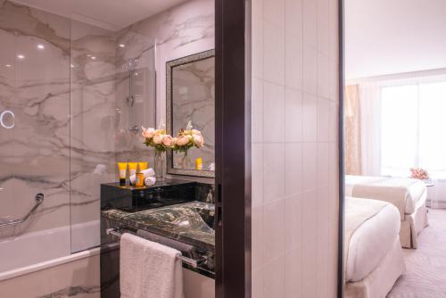 Habitación Deluxe con 2 camas dobles del hotel Hôtel Du Collectionneur. Foto 1