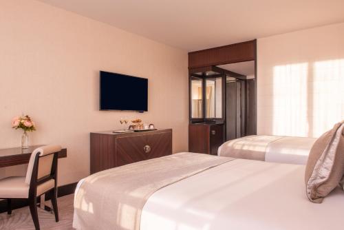 Habitación Deluxe con 2 camas dobles del hotel Hôtel Du Collectionneur. Foto 2