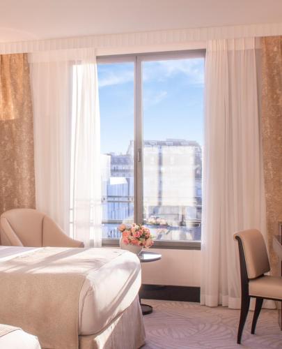 Habitación Deluxe con 2 camas dobles del hotel Hôtel Du Collectionneur. Foto 3