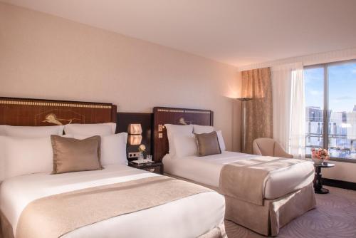 Habitación Deluxe con 2 camas dobles del hotel Hôtel Du Collectionneur. Foto 4