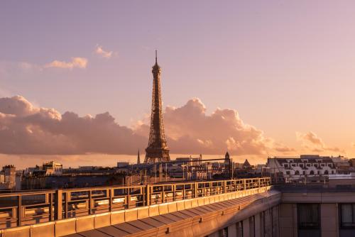 Habitación Prestige con vistas a la Torre Eiffel del hotel Hôtel Du Collectionneur. Foto 4