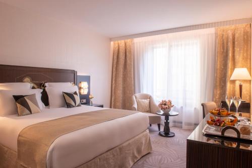 Habitación doble deluxe con cama grande y vistas al jardín del hotel Hôtel Du Collectionneur. Foto 1