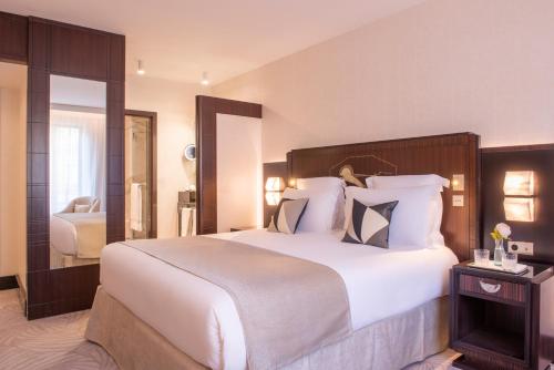 Habitación doble deluxe con cama grande y vistas al jardín del hotel Hôtel Du Collectionneur. Foto 3