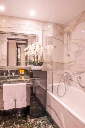 Habitación doble deluxe con cama grande y vistas al jardín del hotel Hôtel Du Collectionneur. Foto 4