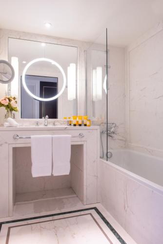 Habitación Presige - 1 cama extragrande del hotel Hôtel Du Collectionneur. Foto 5