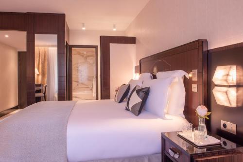 Habitación Deluxe con cama extragrande del hotel Hôtel Du Collectionneur