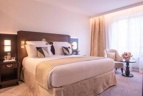 Habitación Deluxe con cama extragrande del hotel Hôtel Du Collectionneur. Foto 2