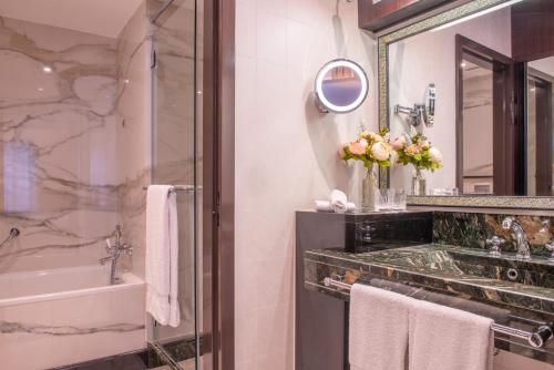 Habitación Deluxe con cama extragrande del hotel Hôtel Du Collectionneur. Foto 3