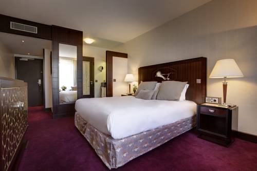 Habitación Deluxe con cama extragrande del hotel Hôtel Du Collectionneur. Foto 4