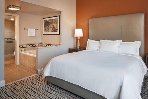 Suite de 1 dormitorio con sofá cama - Cama extragrande del hotel Hilton Grand Vacations Club On The Las Vegas Strip. Foto 2
