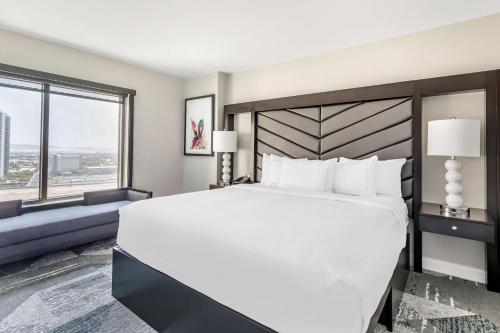 Suite de 1 dormitorio con sofá cama - Cama extragrande del hotel Hilton Grand Vacations Club On The Las Vegas Strip. Foto 3