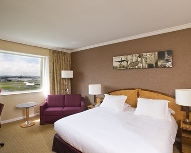 Habitación Deluxe con cama extragrande del hotel Hilton Paris Charles de Gaulle Airport