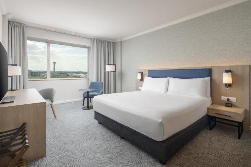 Habitación Executive con cama extragrande del hotel Hilton Paris Charles de Gaulle Airport